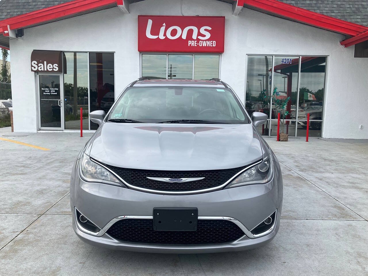 Used 2019 Chrysler Pacifica Touring-L FWD image 1