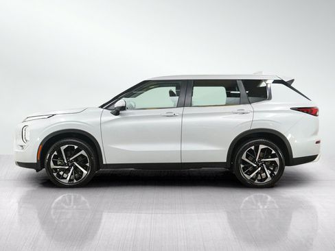 Used 2023 Mitsubishi Outlander SE AWD/4WD image 2