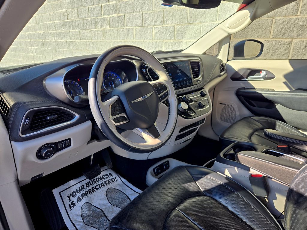 Used 2017 Chrysler Pacifica Limited FWD image 13