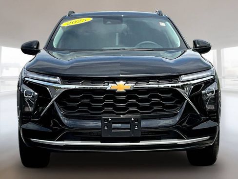 Used 2025 Chevrolet Trax LT FWD image 2