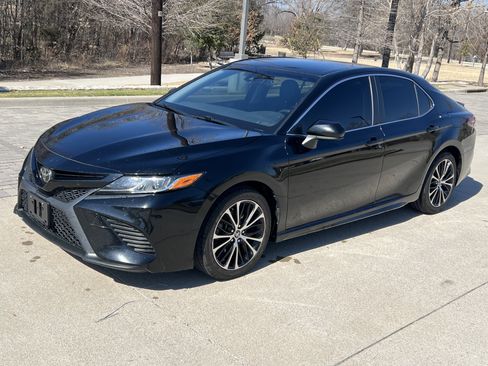 Used 2018 Toyota Camry SE image 5