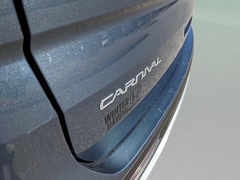 Used 2023 Kia Carnival EX image 14