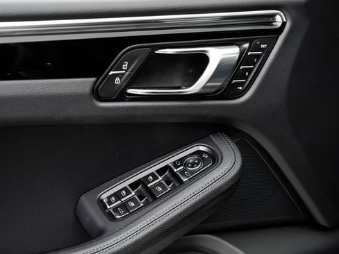 Certified 2026 Porsche Macan AWD/4WD image 8