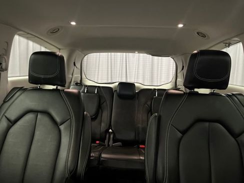 Used 2023 Chrysler Pacifica Touring-L image 26