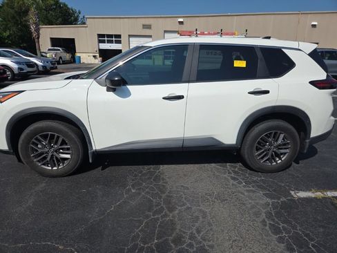 Used 2024 Nissan Rogue S FWD image 3