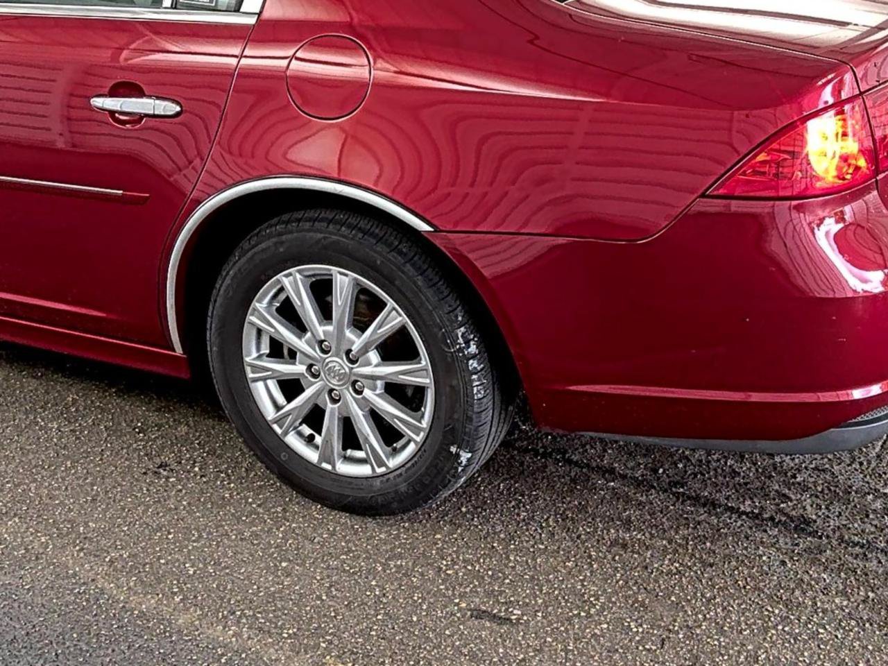 Used 2011 Buick Lucerne CXL FWD image 17