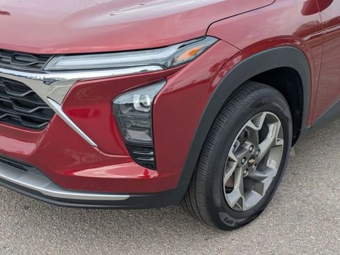 Used 2025 Chevrolet Trax LT FWD image 9
