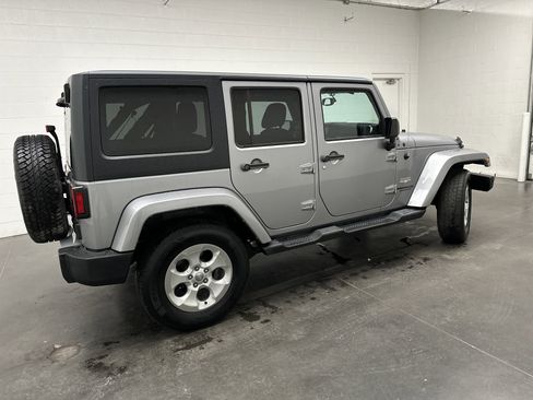 Used 2014 Jeep Wrangler Unlimited Sahara w/ Connectivity Group AWD/4WD image 7