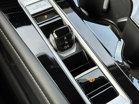 Used 2025 Volkswagen Atlas SE image 24