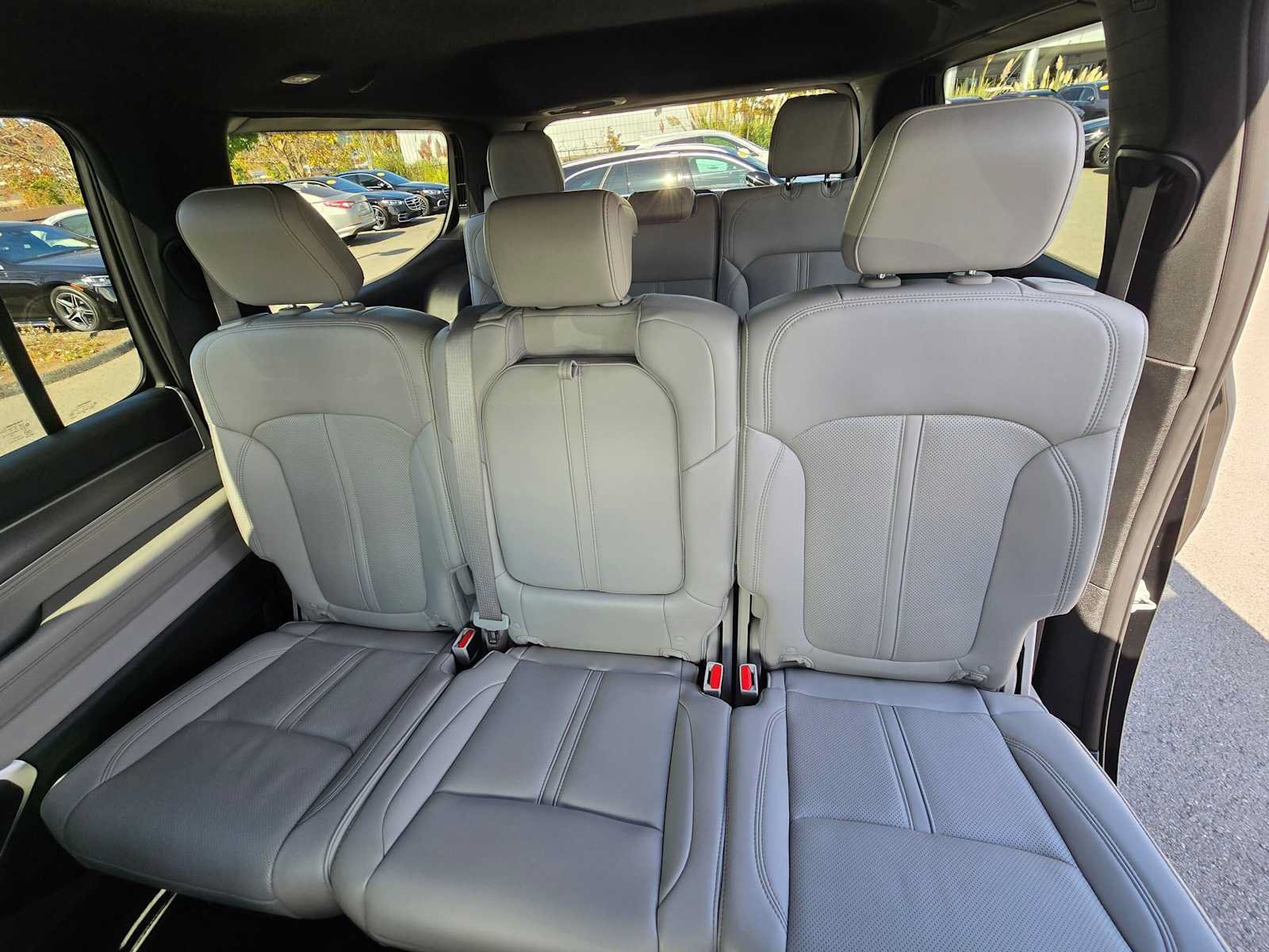 Used 2025 Jeep Wagoneer 4WD image 17