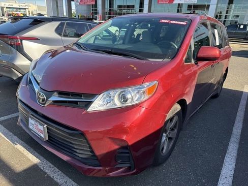 Used 2019 Toyota Sienna LE FWD image 3
