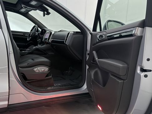 Used 2018 Porsche Cayenne Platinum Edition w/ Premium Package Plus image 25