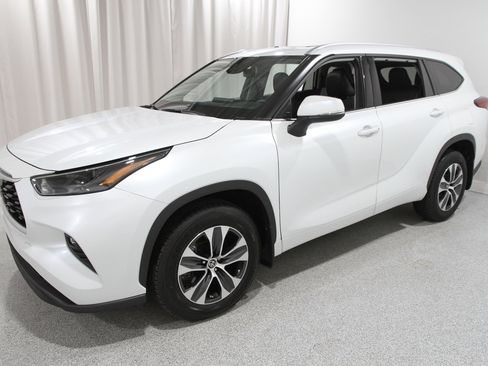 Used 2022 Toyota Highlander XLE image 3