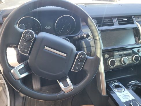 Used 2017 Land Rover Discovery HSE image 10