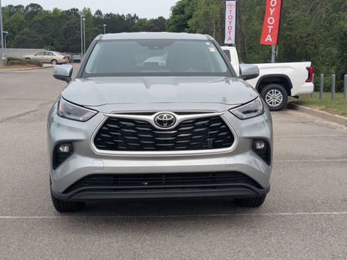 Used 2025 Toyota Highlander LE FWD image 8