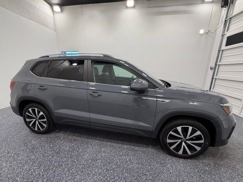 Used 2023 Volkswagen Taos SE w/ Panoramic Sunroof Package FWD image 8