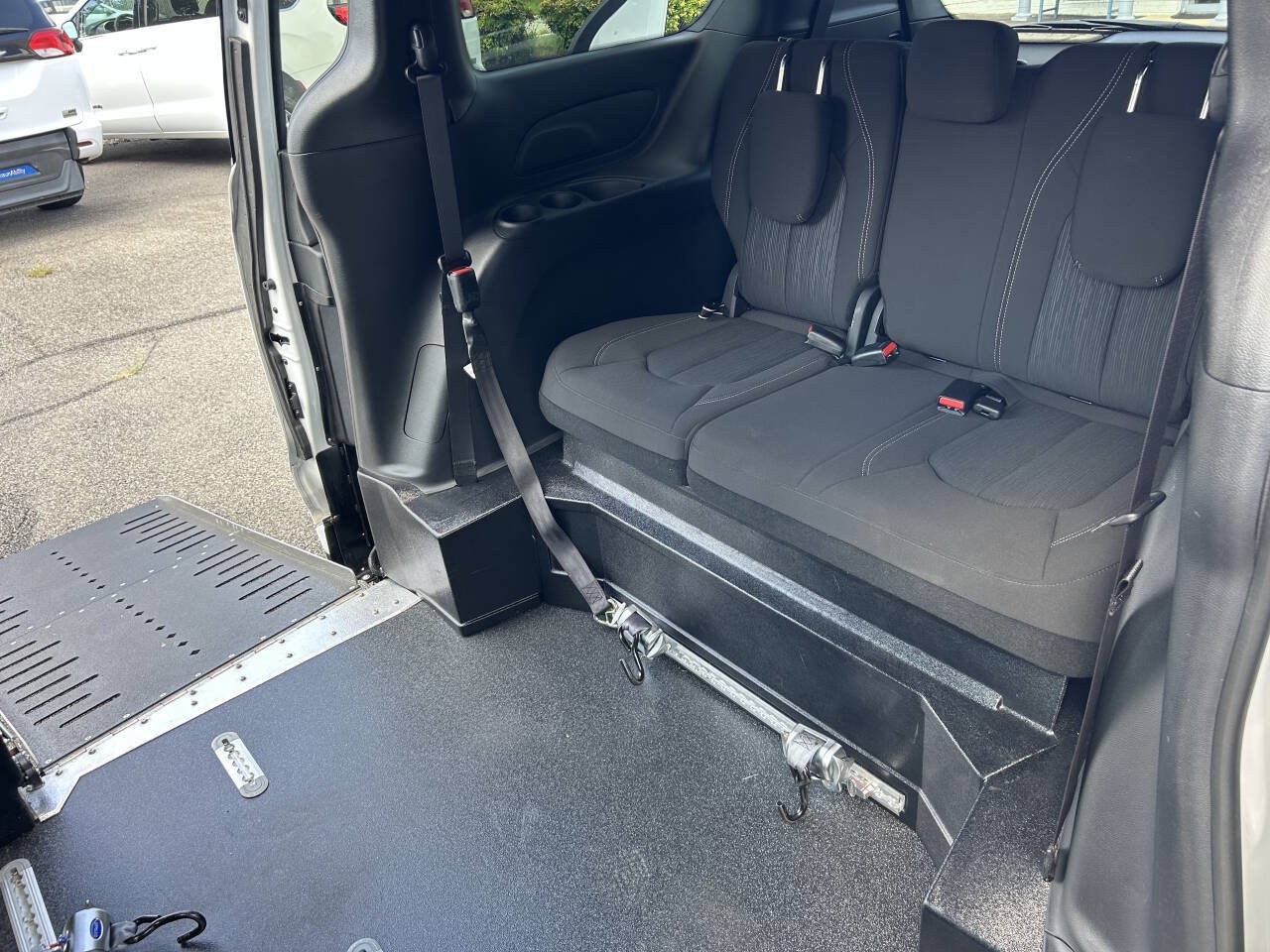 Used 2024 Chrysler Pacifica Touring FWD image 25
