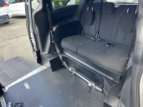 Used 2024 Chrysler Pacifica Touring FWD image 25