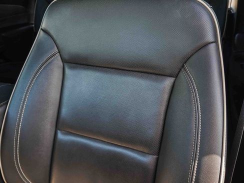 Used 2023 Chevrolet Traverse Premier FWD image 28