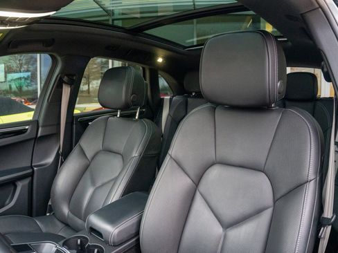 Used 2022 Porsche Macan image 11