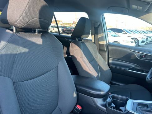 Used 2021 Toyota RAV4 LE image 16