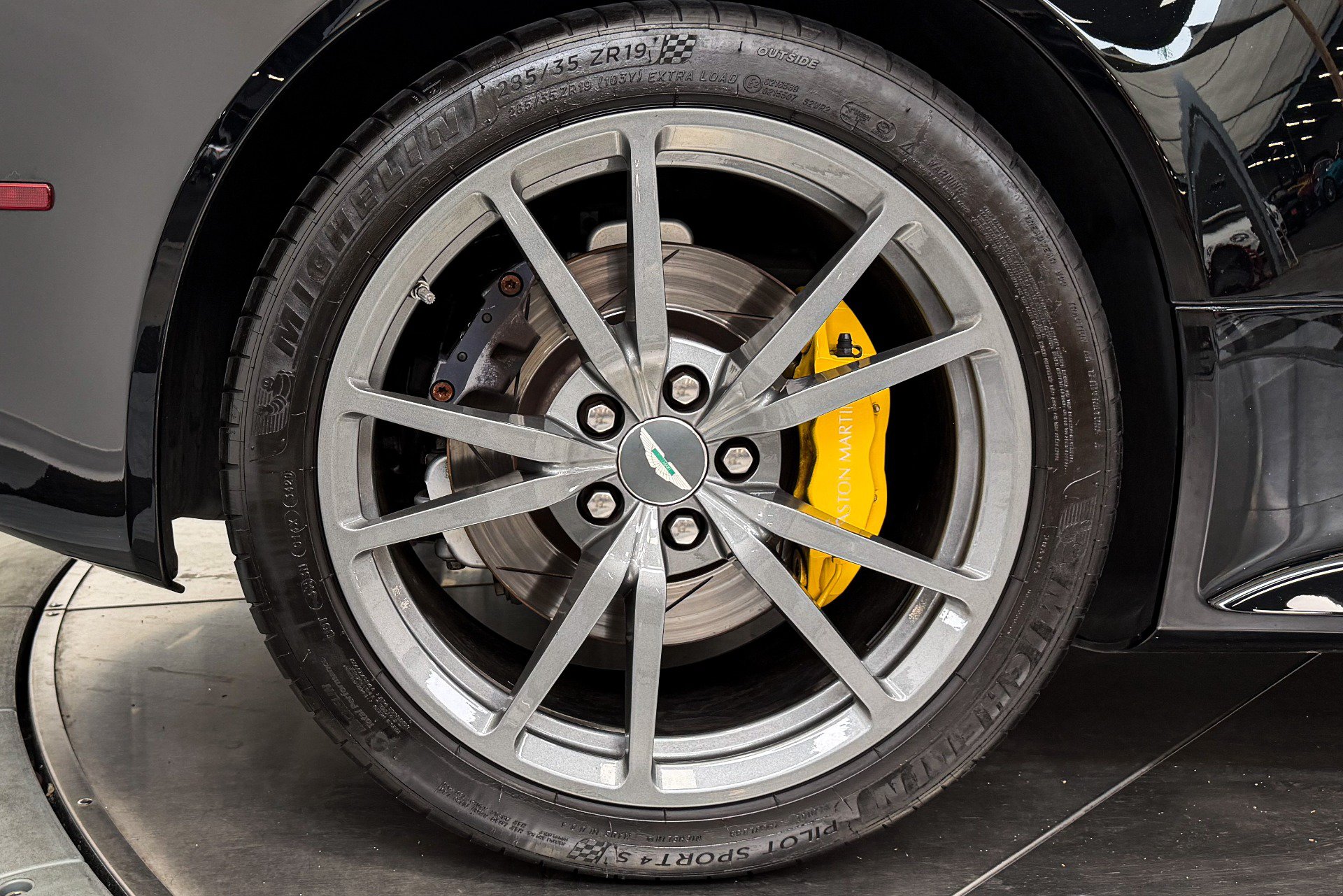 Used 2015 Aston Martin V8 Vantage GT RWD image 27