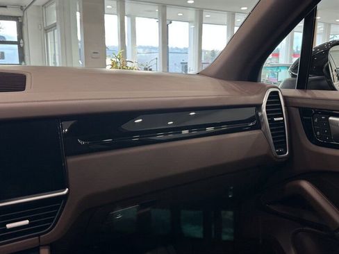 Used 2023 Porsche Cayenne image 38