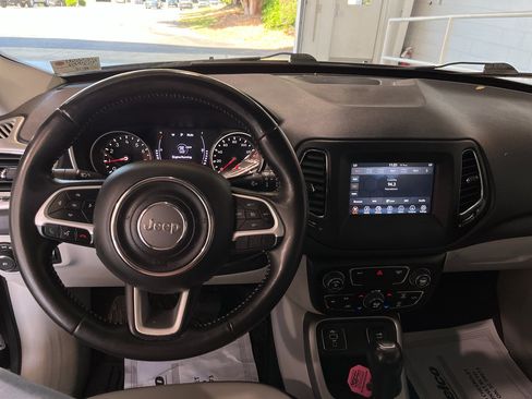 Used 2019 Jeep Compass Latitude FWD image 15