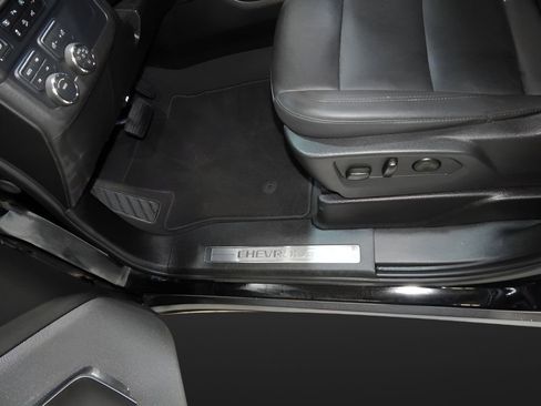 Used 2025 Chevrolet Suburban Z71 image 14