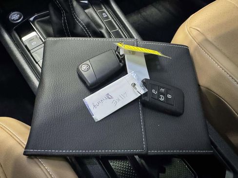 Used 2023 Volkswagen Tiguan SE image 33