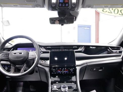 Used 2023 Jeep Grand Cherokee 4WD 4xe w/ Luxury Tech Group II image 17