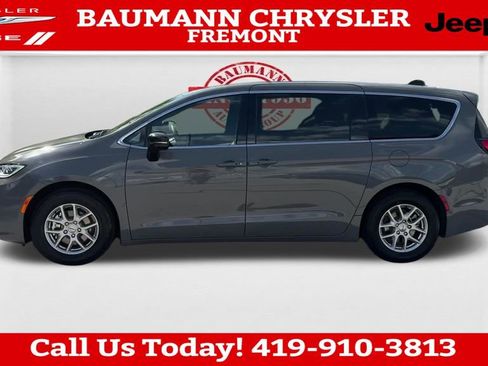 Used 2025 Chrysler Pacifica Select FWD image 3