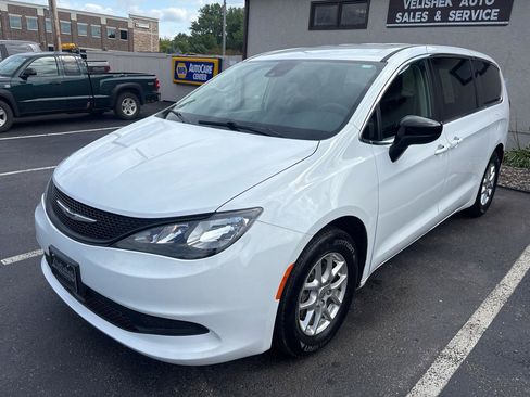 Used 2024 Chrysler Voyager LX FWD image 7