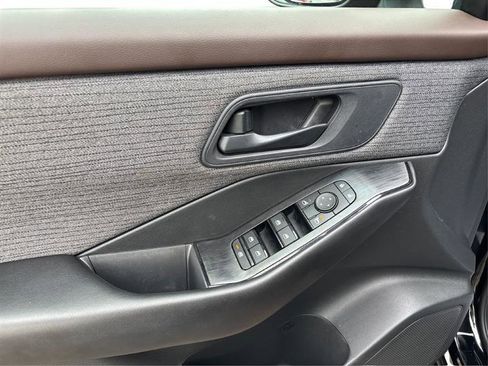 Used 2023 Nissan Rogue S AWD/4WD image 17