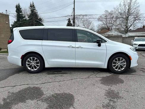 Used 2026 Chrysler Pacifica Limited image 4