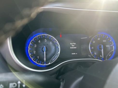 Used 2023 Chrysler Pacifica Touring-L FWD image 7