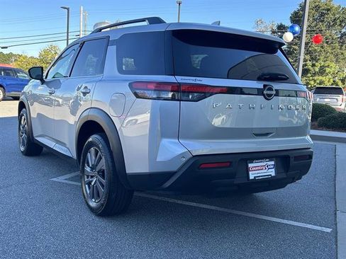 Used 2025 Nissan Pathfinder SV image 7