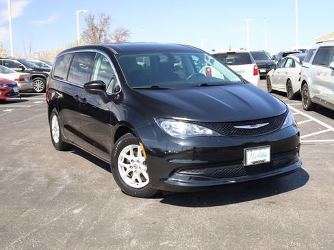 Used 2022 Chrysler Voyager LX FWD image 2