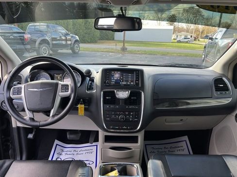 Used 2016 Chrysler Town & Country Touring image 3