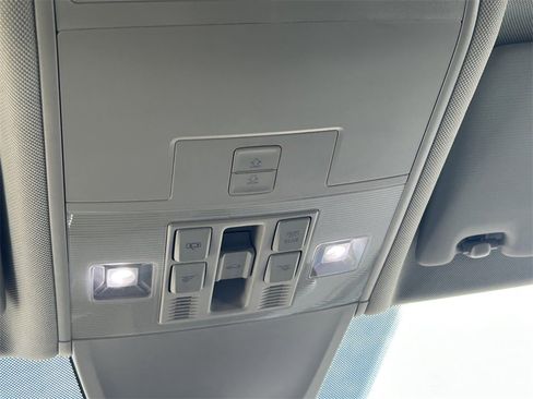 Used 2023 Volkswagen Tiguan SE image 19