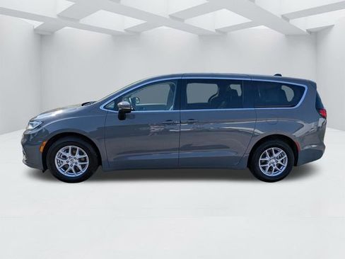 Used 2023 Chrysler Pacifica Touring-L FWD image 9