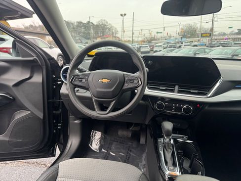 Used 2025 Chevrolet Trax LT image 28
