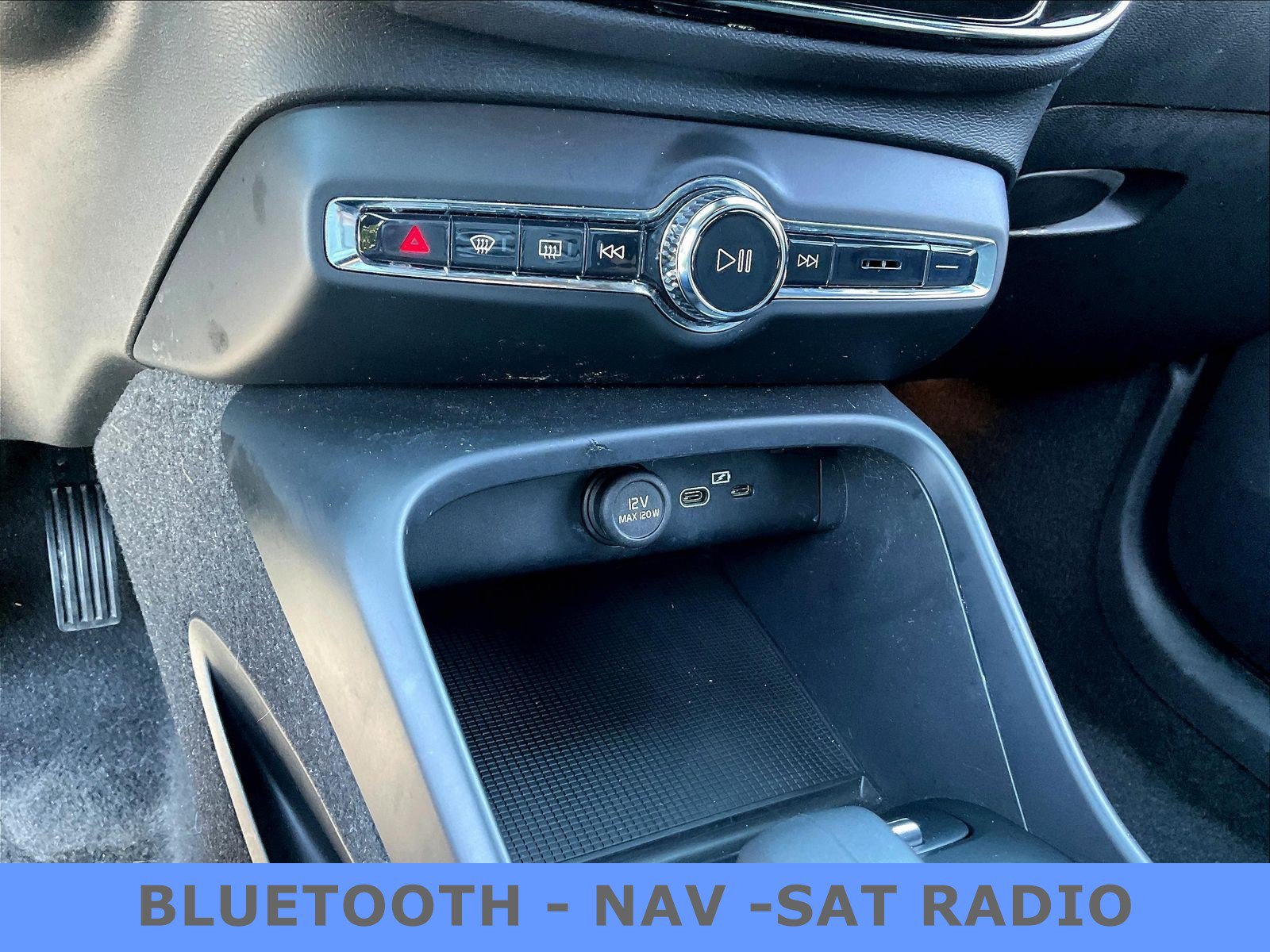 Used 2023 Volvo XC40 B5 Core AWD/4WD image 16