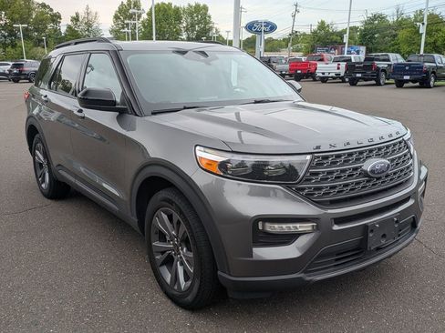 Used 2023 Ford Explorer XLT w/ Equipment Group 202A AWD/4WD image 3