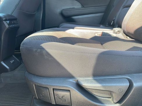 Used 2023 Toyota Highlander LE AWD/4WD image 12