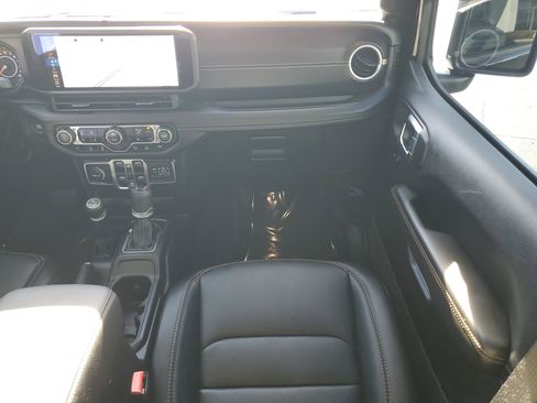 Used 2025 Jeep Wrangler Sahara image 14