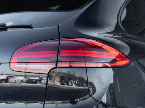 Used 2018 Porsche Cayenne image 33