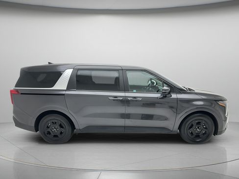 Used 2025 Kia Carnival FWD image 4