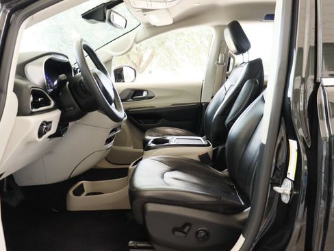 Used 2022 Chrysler Pacifica Touring-L FWD image 9
