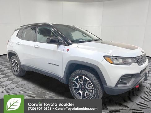 Used 2025 Jeep Compass Trailhawk AWD/4WD image 1